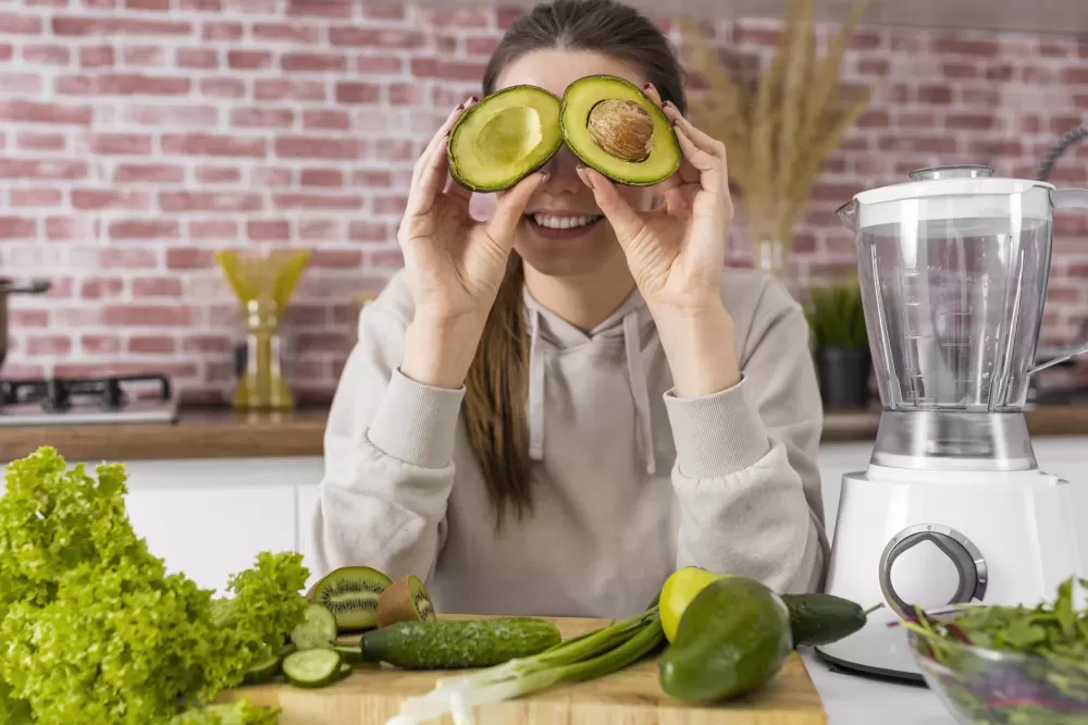 دانلود عکس زنی خوشحال با سبک زندگی سالم