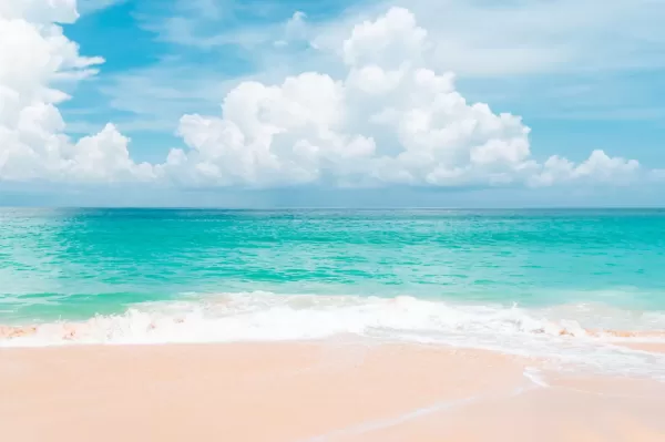 دانلود عکس ساحل آرام در یک جزیره با آسمان آبی