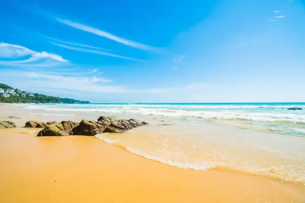 دانلود عکس ساحلی گرم در کنار دریای آبی